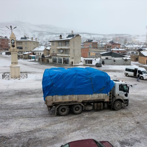 Depremzede vatandaşlarımıza yakacak yardımı gönderileceğini duyan Gökçedereliler  Belediyemizin kamyonunu odun çuvallarıyla doldurdu.